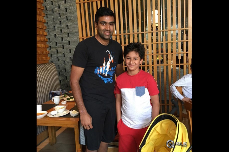 Mahesh-Babu-Son-With-Cricketers